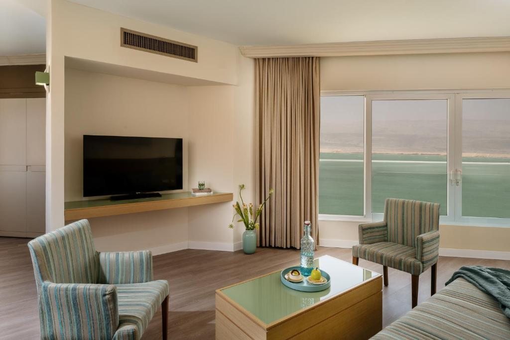 Сьюит (Полулюкс с видом на море - Для 2 взрослых и 2 детей) отеля Crowne Plaza Dead Sea Hotel, Эйн-Бокек