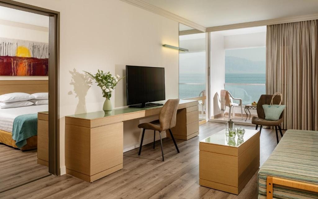 Сьюит (Суперлюкс с балконом - Вид на море - Для 2 взрослых и 1 ребенка) отеля Crowne Plaza Dead Sea Hotel, Эйн-Бокек