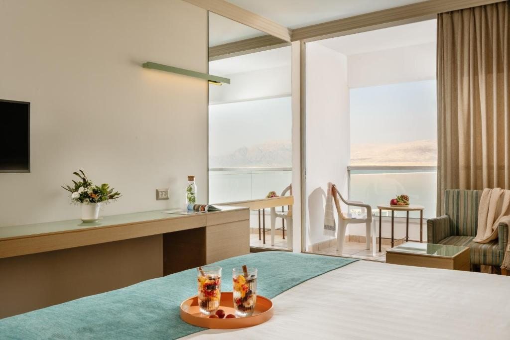 More vert. Отель лот Эйн Бокек. Отель Vert Мертвое море номера. Crowne plasa Мертвое море еда. Vert Dead Sea солярий на крыше