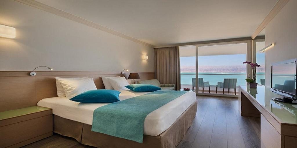 Двухместный (Номер Делюкс с кроватью размера «king-size» и террасой - Для некурящих) отеля Crowne Plaza Dead Sea Hotel, Эйн-Бокек