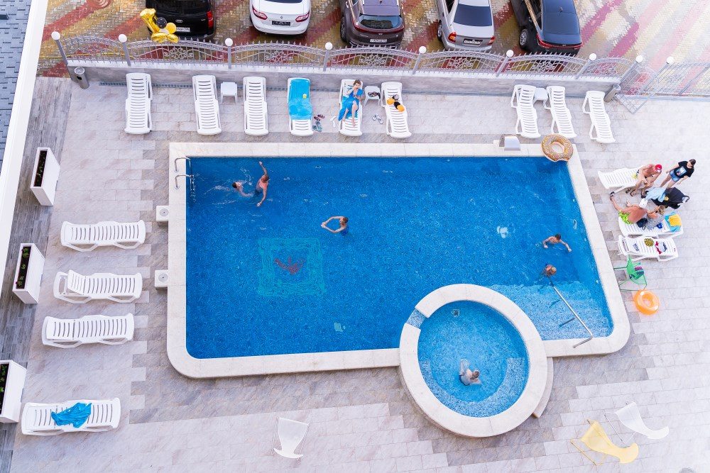 Открытый бассейн, Гостиница Элефтерия
