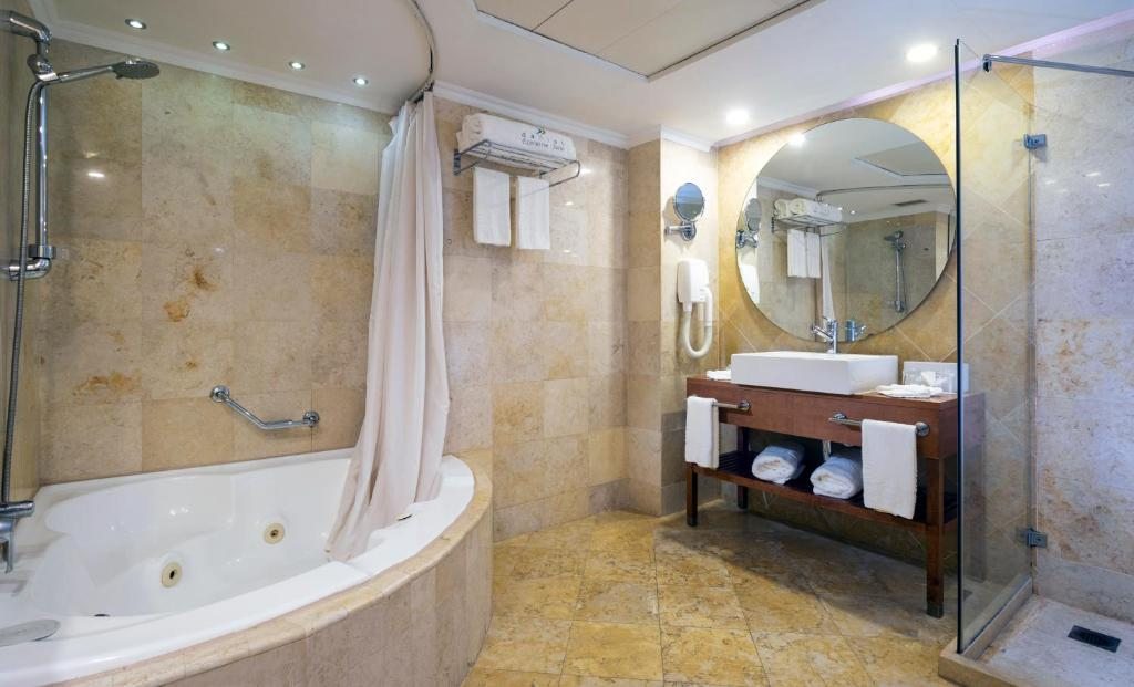 Двухместный (Двухместный номер Делюкс с 1 кроватью или 2 отдельными кроватями, вид на море (только для взрослых)) отеля Daniel Dead Sea Hotel, Эйн-Бокек
