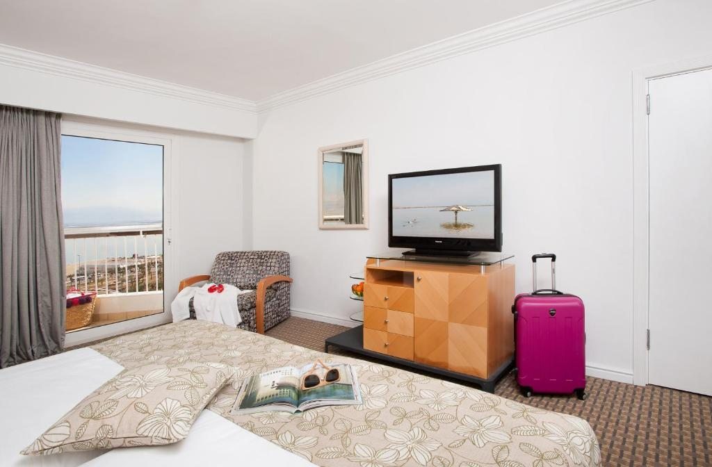 Семейный (Семейный номер Делюкс с видом на бассейн (для 2 взрослых и 2 детей)) отеля David Dead Sea Resort & Spa, Эйн-Бокек