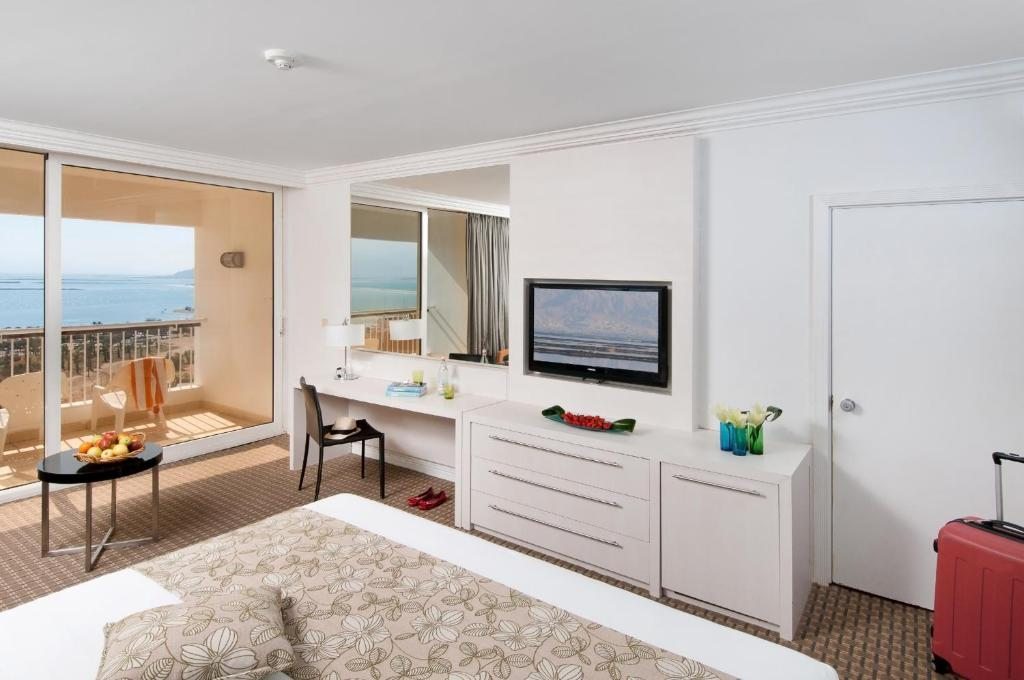 Семейный (Семейный люкс «Масада» с видом на море (для 2 взрослых и 1 ребенка)) отеля David Dead Sea Resort & Spa, Эйн-Бокек