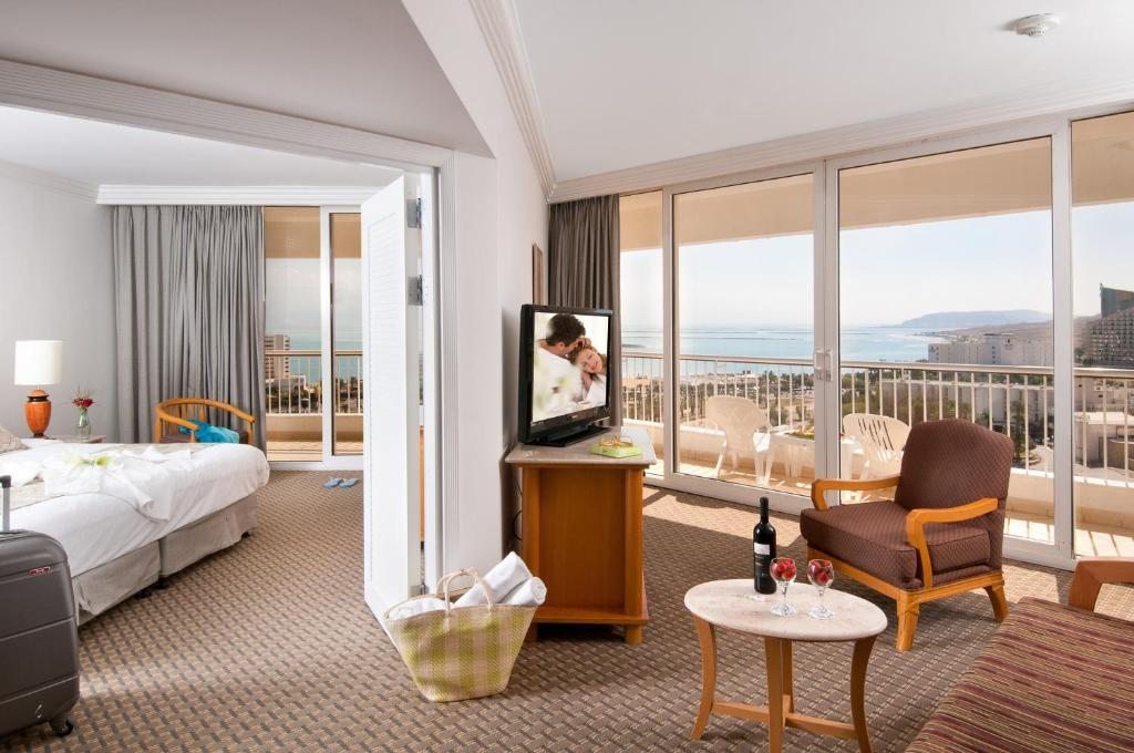 Двухместный (Люкс «Масада» с балконом и видом на бассейн) отеля David Dead Sea Resort & Spa, Эйн-Бокек