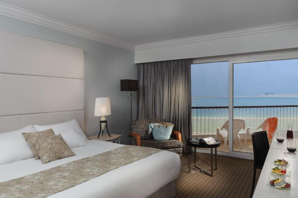 Двухместный (Люкс Премиум Масада с видом на бассейн) отеля David Dead Sea Resort & Spa, Эйн-Бокек