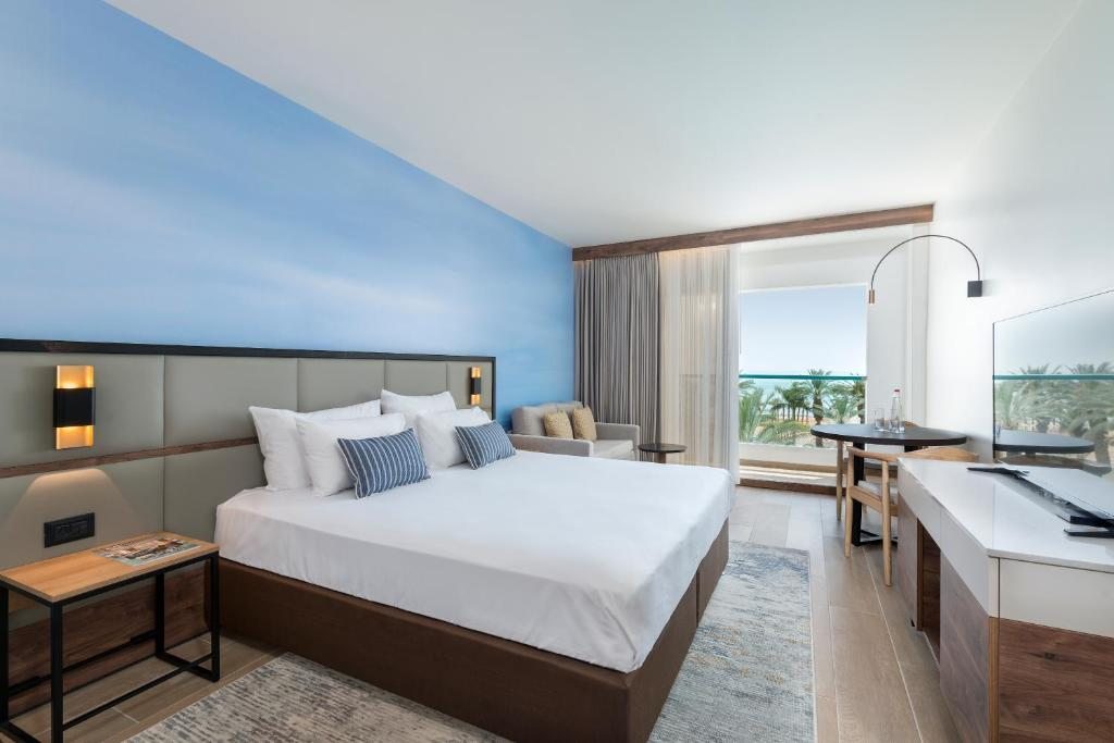 Двухместный (Стандартный двухместный номер с 1 кроватью или 2 отдельными кроватями и балконом, вид на море) отеля Isrotel Dead Sea Hotel, Эйн-Бокек