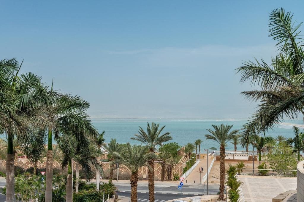 Трехместный (Стандартный трехместный номер с балконом и видом на море) отеля Isrotel Dead Sea Hotel, Эйн-Бокек