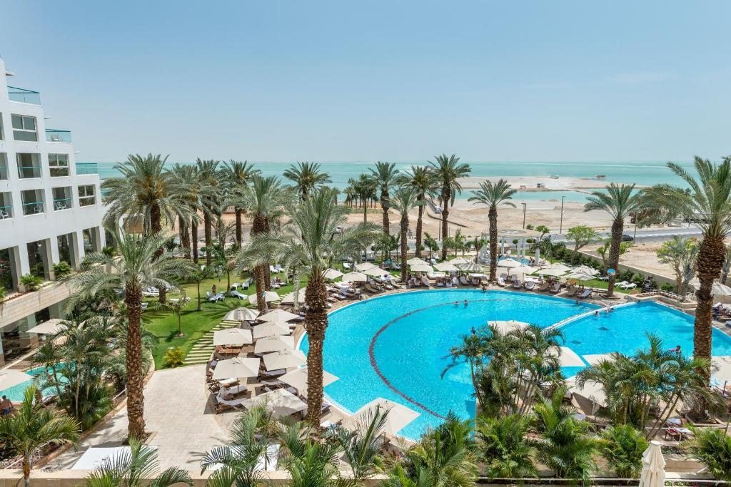 Двухместный (Двухместный номер с 1 кроватью и видом на бассейн) отеля Isrotel Dead Sea Hotel, Эйн-Бокек