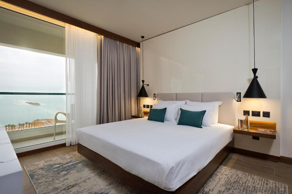 Двухместный (Представительский семейный номер (только для взрослых, проживающих на этажах «Моав»)) отеля Isrotel Dead Sea Hotel, Эйн-Бокек