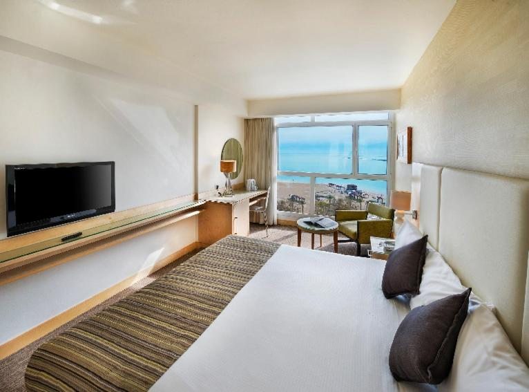 Двухместный (Стандартный двухместный номер с душем - С видом на бассейн и море) отеля Isrotel Ganim Hotel Dead Sea, Эйн-Бокек