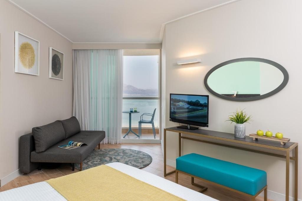 Двухместный (Улучшенный двухместный номер Делюкс с 1 кроватью или 2 отдельными кроватями, вид на море (для 2 взрослых и 1 ребенка)) отеля Leonardo Club Hotel Dead Sea - Все включено, Эйн-Бокек