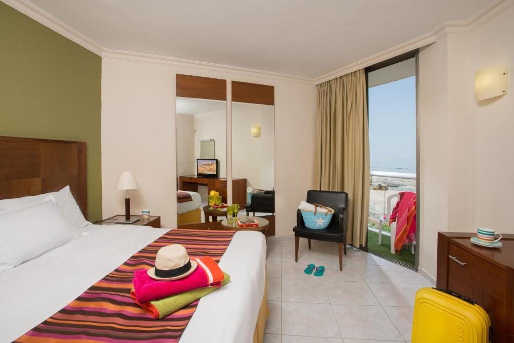 Двухместный (Улучшенный двухместный номер с 1 кроватью или 2 отдельными кроватями) отеля Leonardo Inn Hotel Dead Sea, Эйн-Бокек