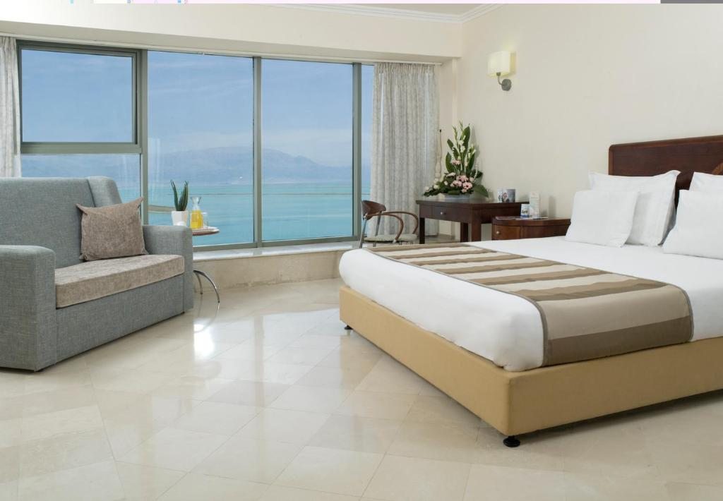 Двухместный (Улучшенный двухместный номер с 1 кроватью или 2 отдельными кроватями и видом на море) отеля Royal Hotel Dead Sea, Эйн-Бокек