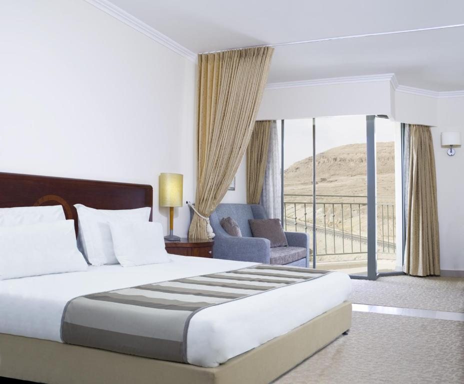 Трехместный (Трехместный номер Делюкс) отеля Royal Hotel Dead Sea, Эйн-Бокек