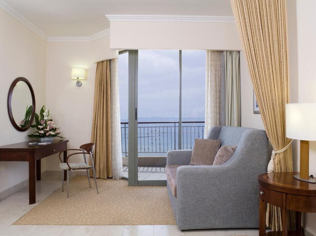 Двухместный (Двухместный номер Делюкс с 1 кроватью, вид на бассейн) отеля Royal Hotel Dead Sea, Эйн-Бокек