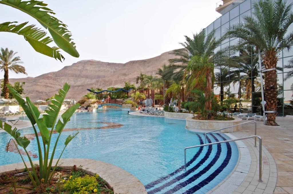 Двухместный (Семейный номер Делюкс с видом на бассейн (для 2 взрослых и 2 детей)) отеля Royal Hotel Dead Sea, Эйн-Бокек