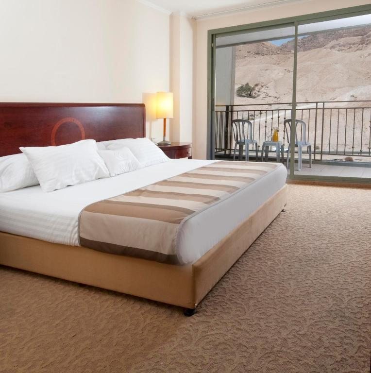 Семейный (Семейный номер Делюкс с видом на море (для 2 взрослых и 1 ребенка)) отеля Royal Hotel Dead Sea, Эйн-Бокек