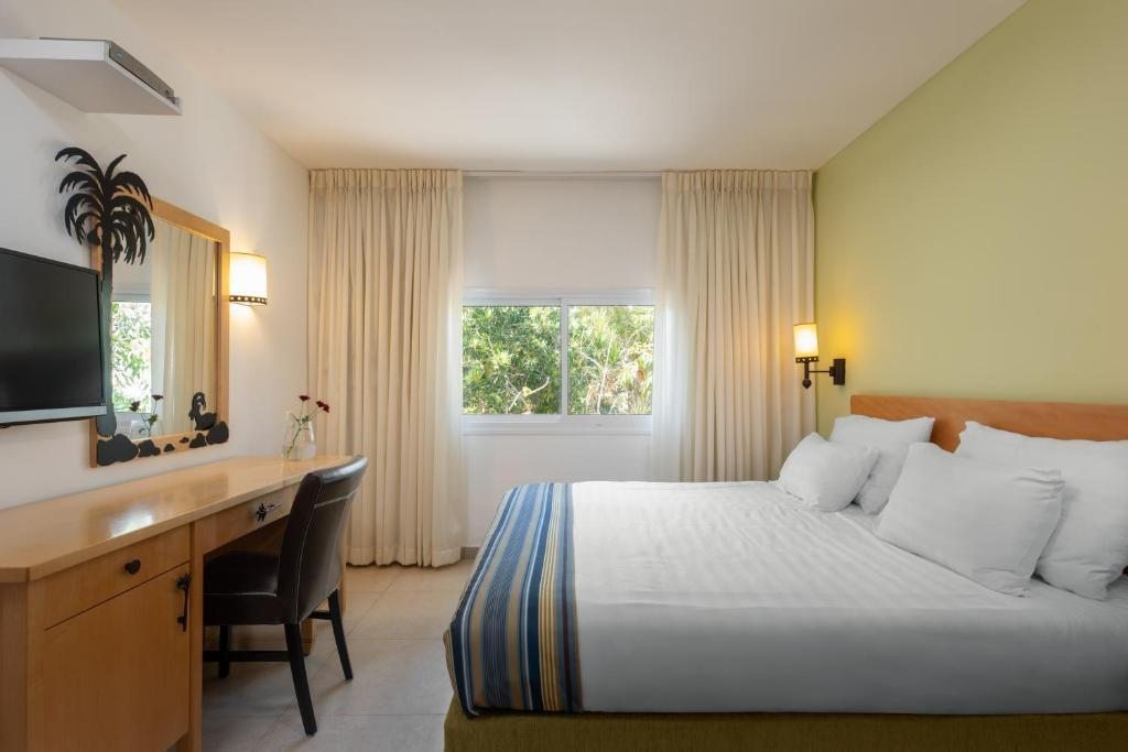 Двухместный (Стандартный двухместный номер с 1 кроватью или 2 отдельными кроватями (для 2 взрослых и 1 ребенка)) отеля Ein Gedi Kibbutz Hotel, Эйн-Геди