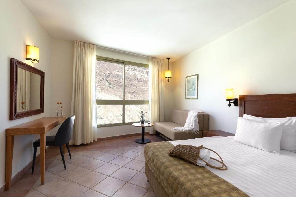Двухместный (Улучшенный двухместный номер с 1 кроватью или 2 отдельными кроватями (для 2 взрослых и 1 ребенка)) отеля Ein Gedi Kibbutz Hotel, Эйн-Геди