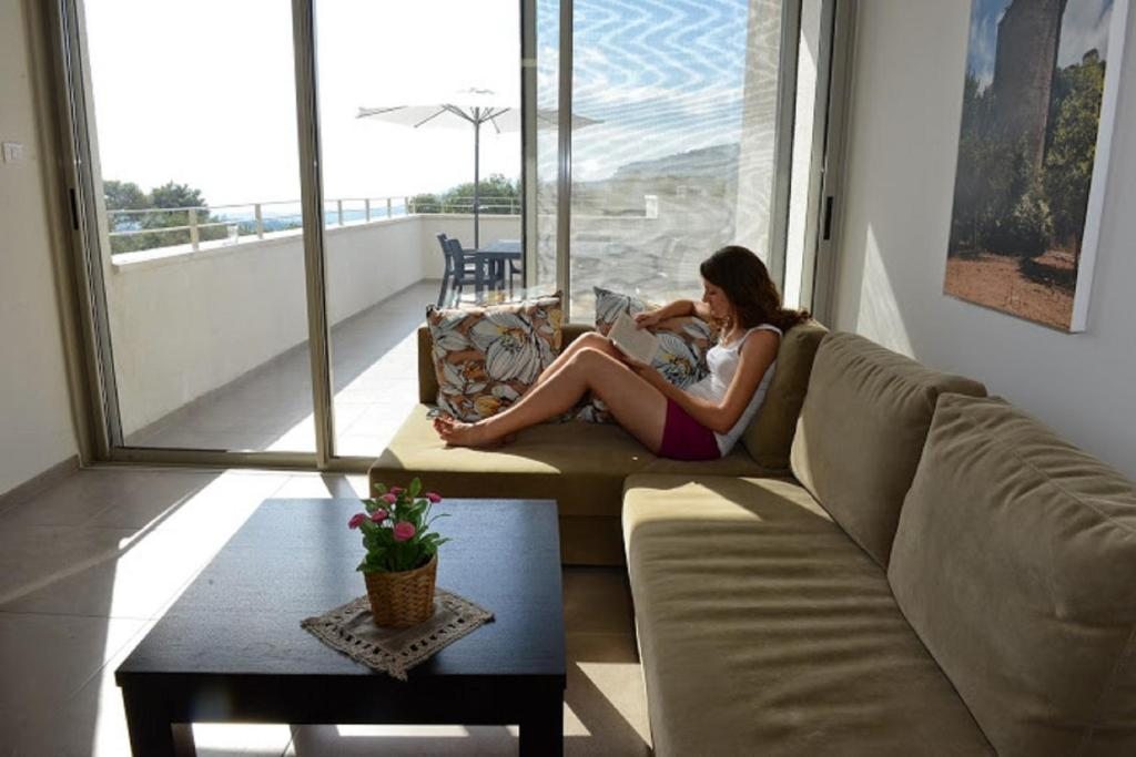 Сьюит (Люкс с видом на море и входом для гостей с ограниченными физическими возможностями.) апарт-отеля Keshet Eilon - Suites and Villas, Нагария
