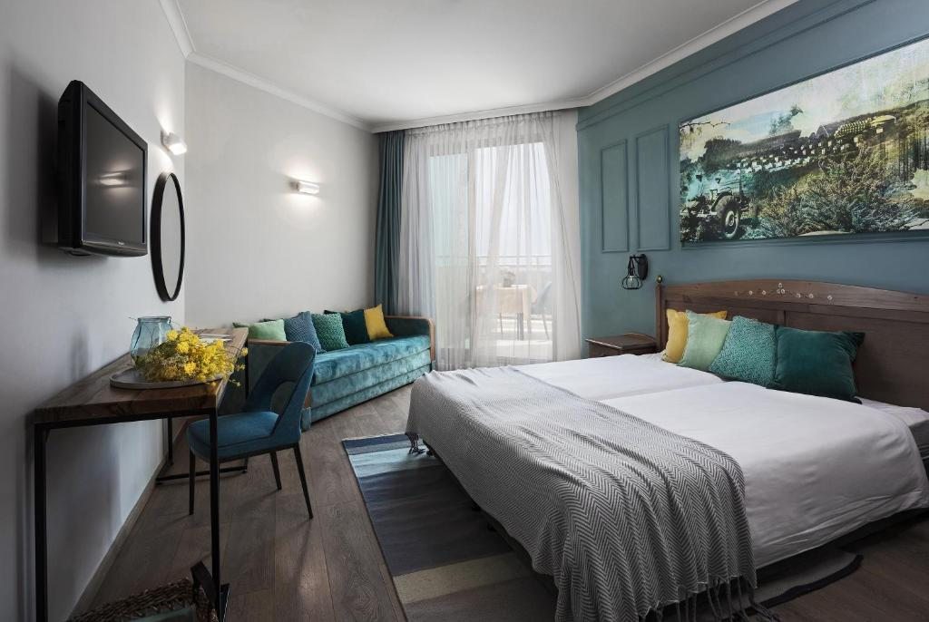 Двухместный (Улучшенный двухместный номер с 2 отдельными кроватями, балконом и видом на горы (для 2 взрослых)) отеля Nir Etzion Hotel, Хайфа