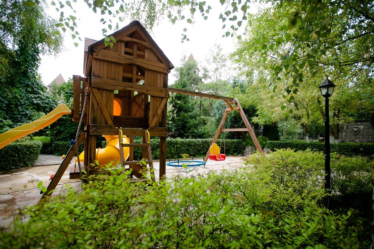 Детская площадка в саду отеля, Гостиница Немчиновка парк