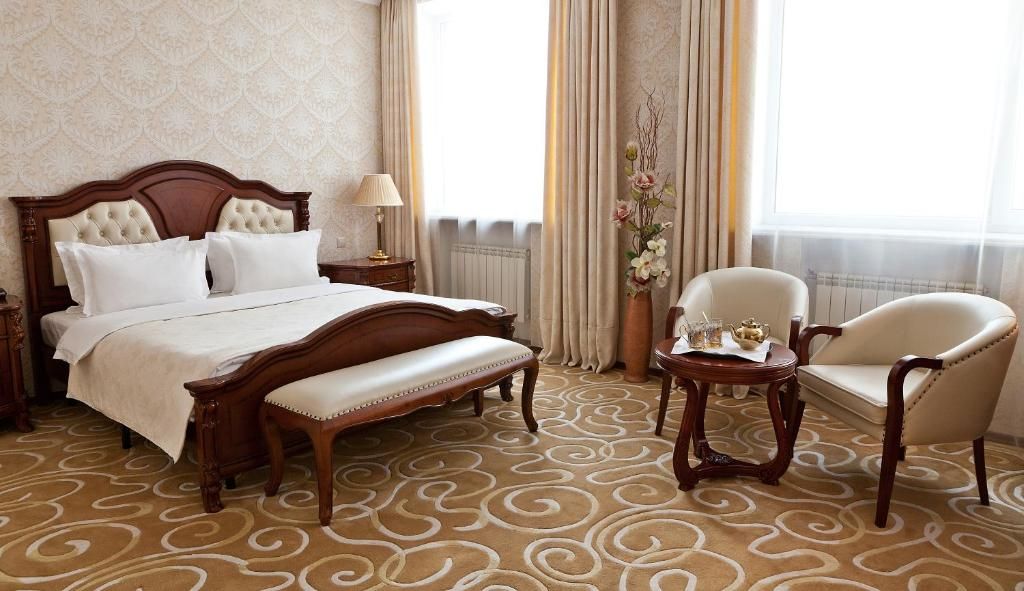 Номер с двуспальной кроватью в отеле Гранд Холл, Екатеринбург. Отель Гранд Холл