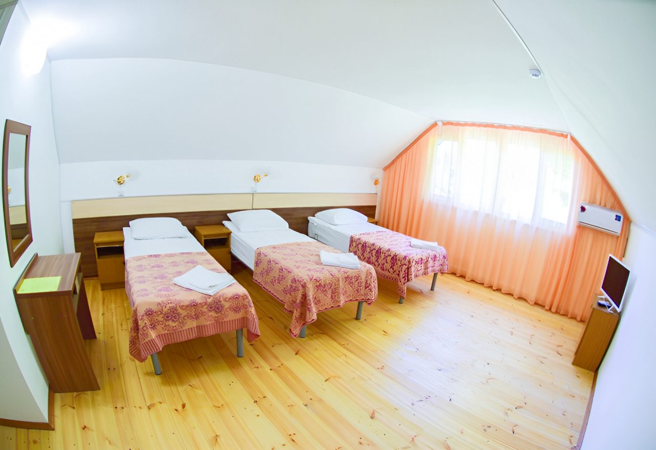 Трехместный (Улучшенный номер), База отдыха Слава