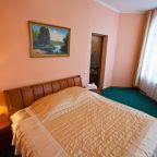 Полулюкс, Отель Кристалл