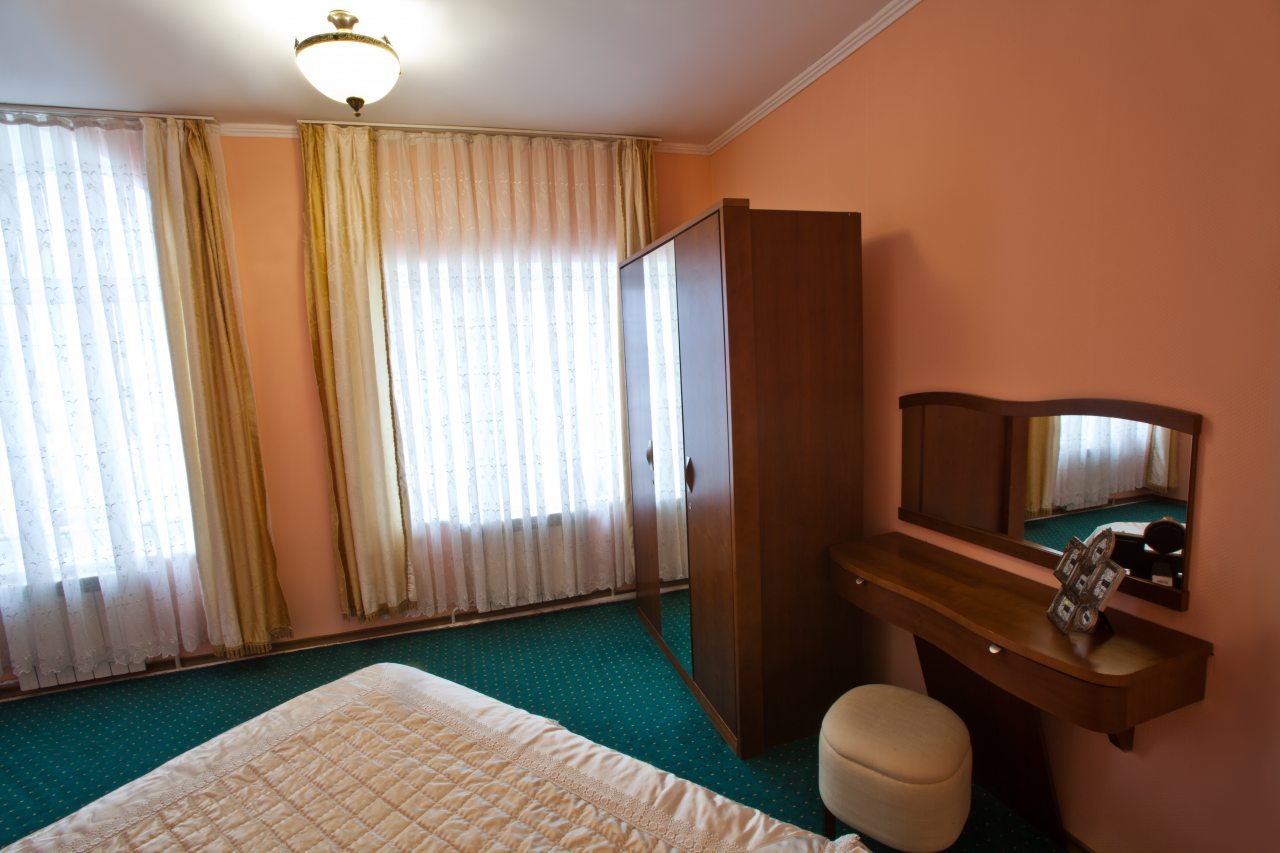 Полулюкс, Отель Кристалл