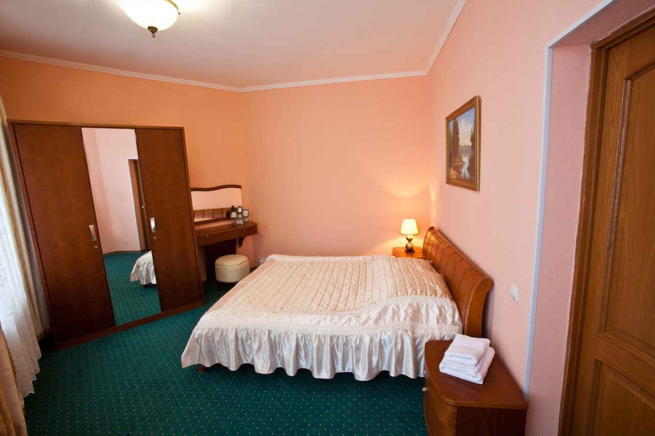 Полулюкс, Отель Кристалл