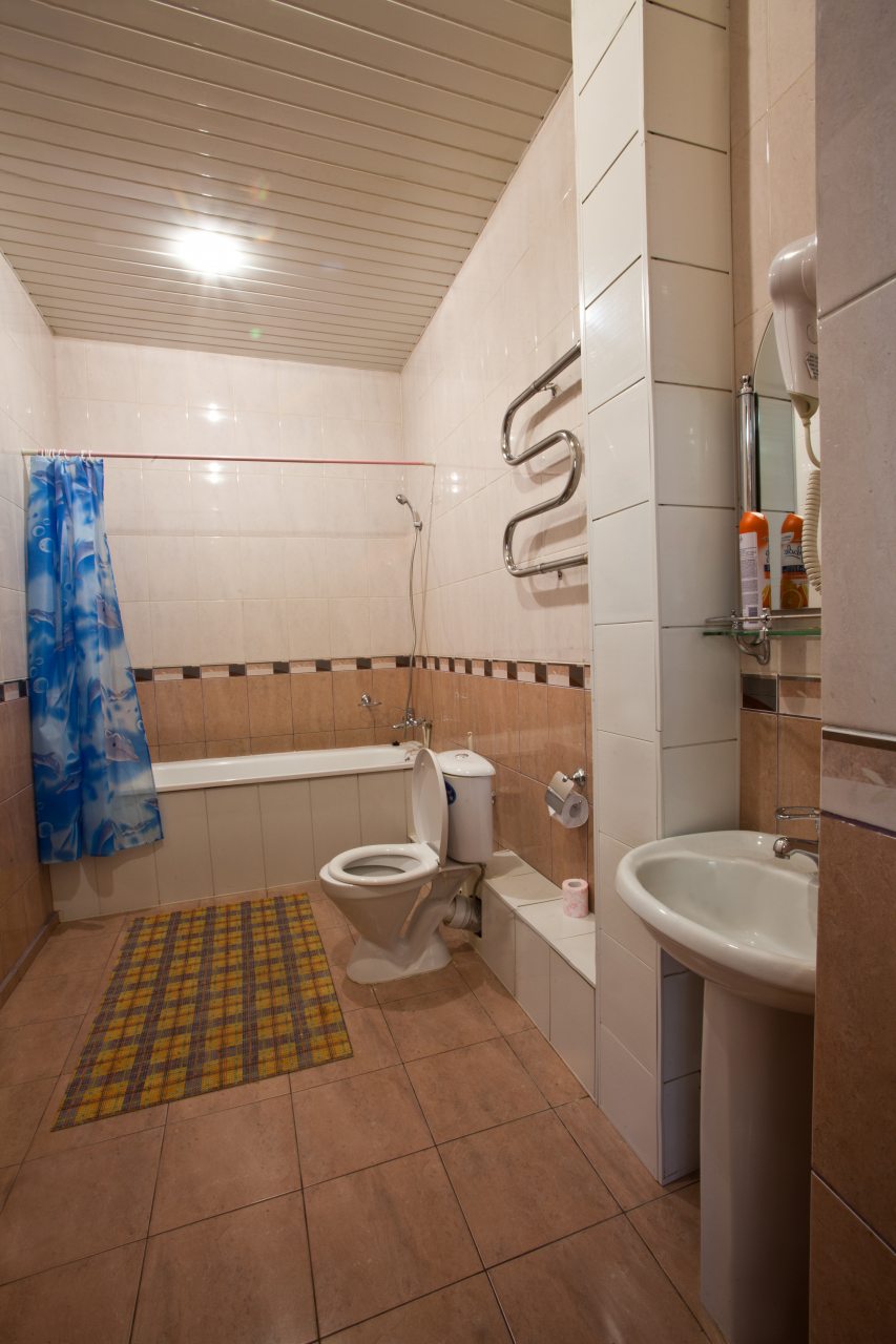 Полулюкс, Отель Кристалл