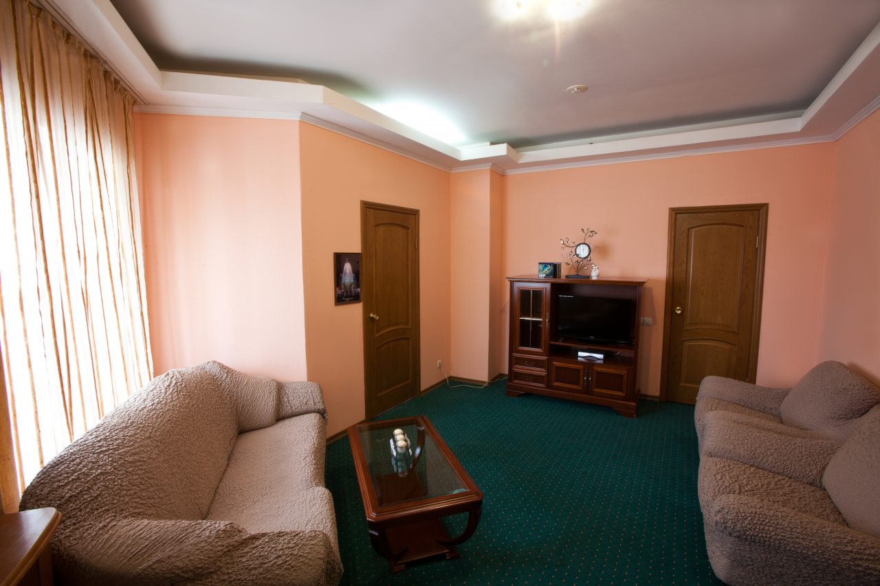 Люкс, Отель Кристалл