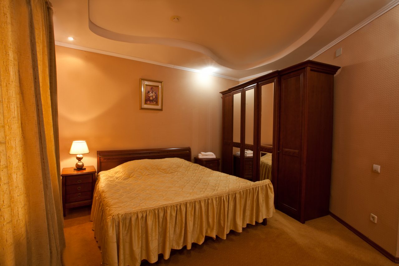 Люкс, Отель Кристалл