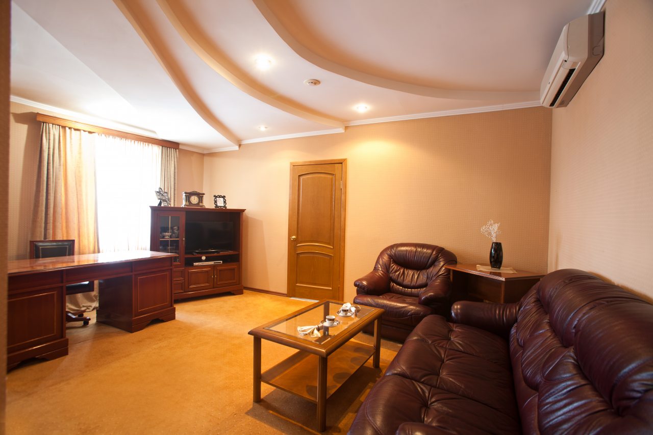 Люкс, Отель Кристалл