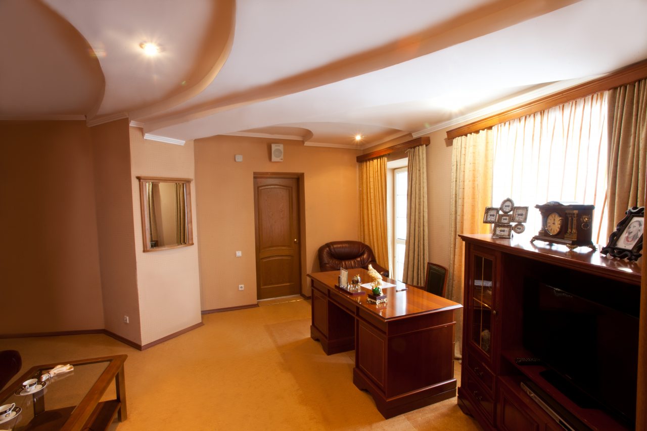 Люкс, Отель Кристалл