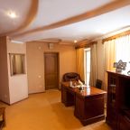 Люкс, Отель Кристалл