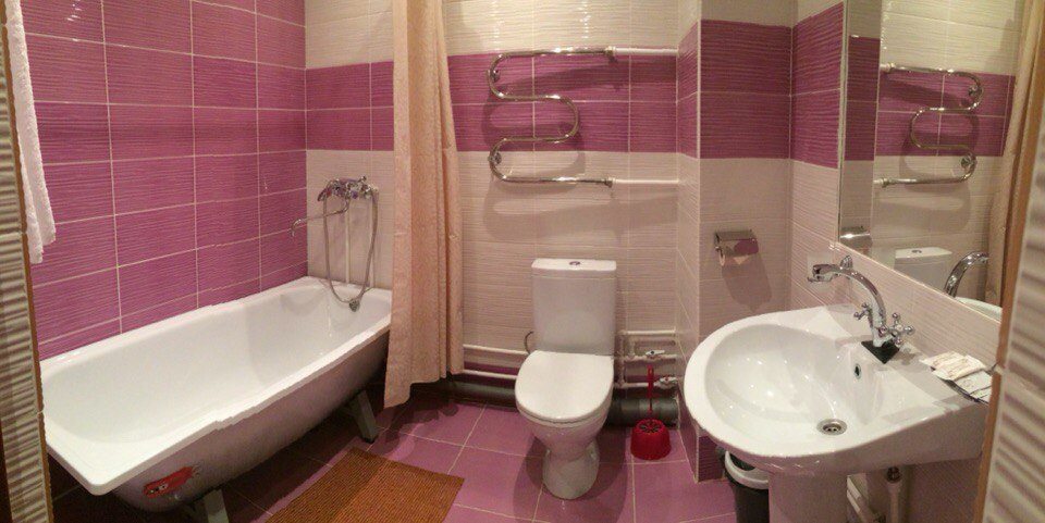 Ванная комната в номере загородного отеля Sky-Park, Череповец. Загородный отель Sky-Park