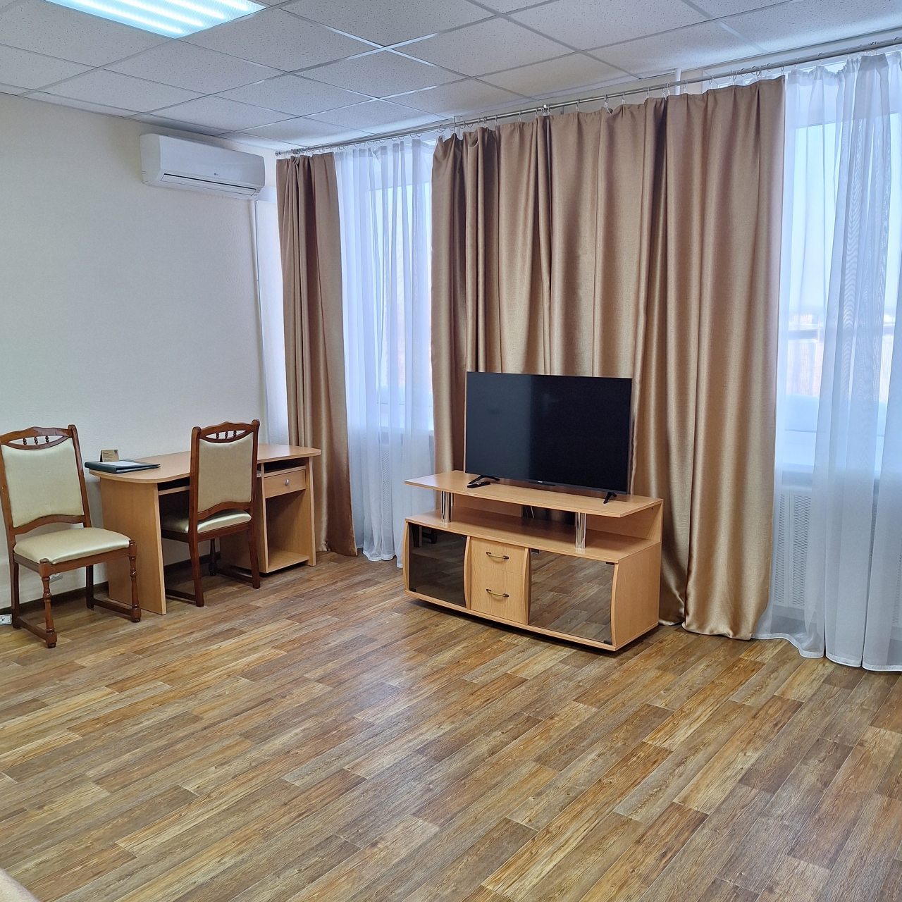 Люкс (Двухкомнатный 310), Гостиница Тимптон