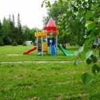 детская площадка на поляне