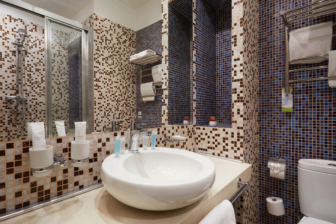 Ванная комната с душевой кабиной