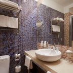 Ванная комната с душевой кабиной