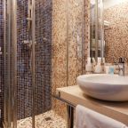 Ванная комната с душевой кабиной