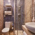 Ванная комната с душевой кабиной