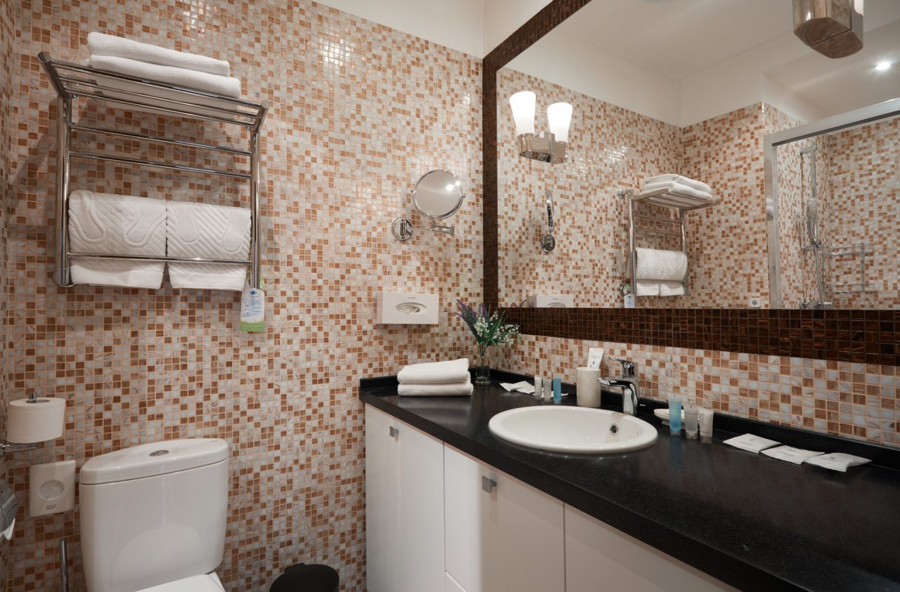 Ванная комната с душевой кабиной