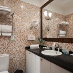 Ванная комната с душевой кабиной