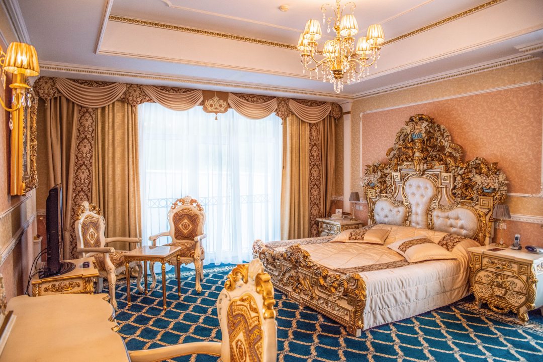 Люкс (Представительский Люкс (2х комнатный номер с видом на море и балконом)) отеля Grand Palace, Светлогорск