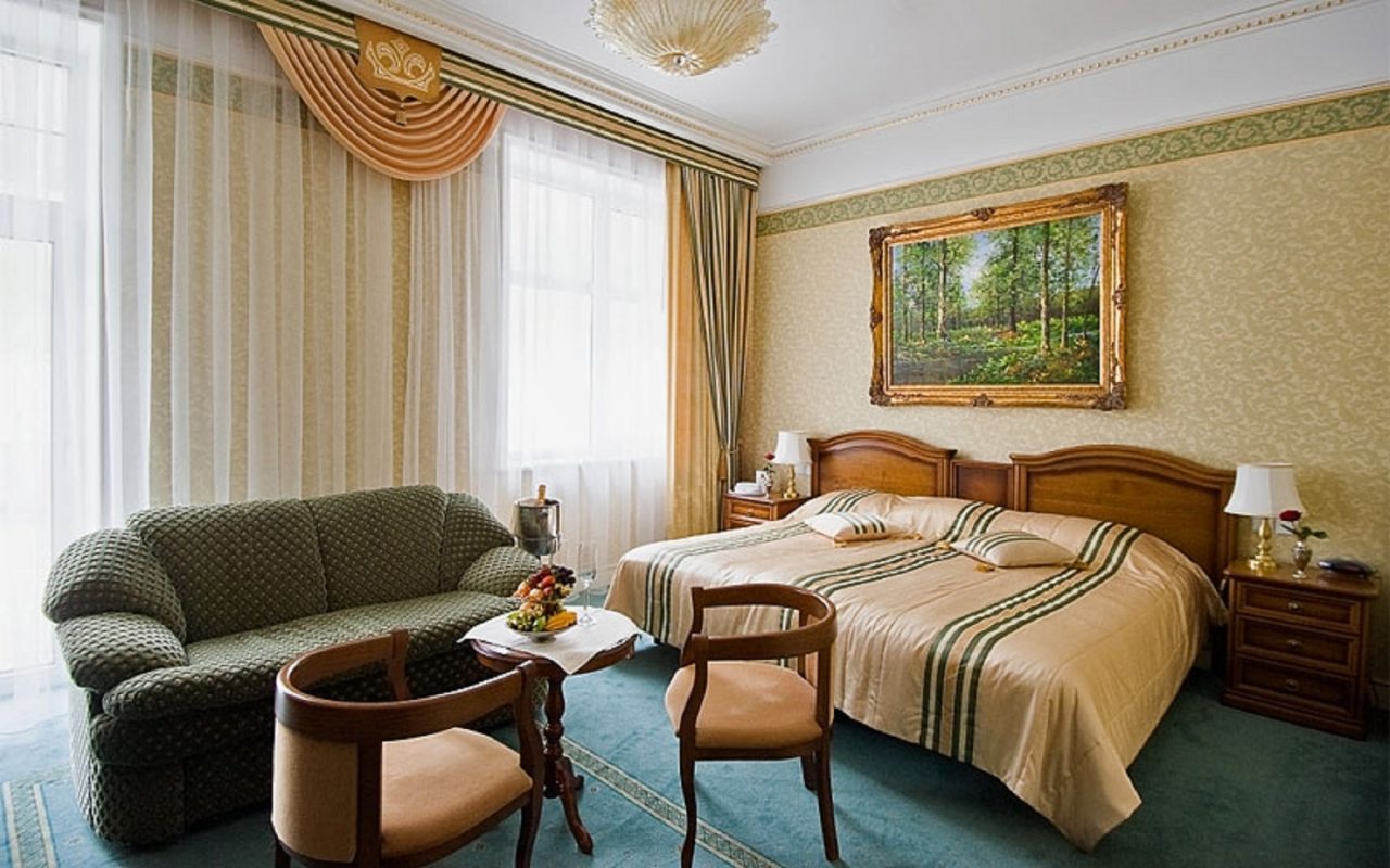 Двухместный (Джуниор Сюит для людей с ограниченными физическими возможностями, с видом на холм) отеля Grand Palace, Светлогорск