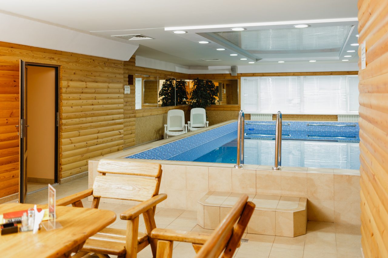 Крытый плавательный бассейн, Гостиница Саратовская